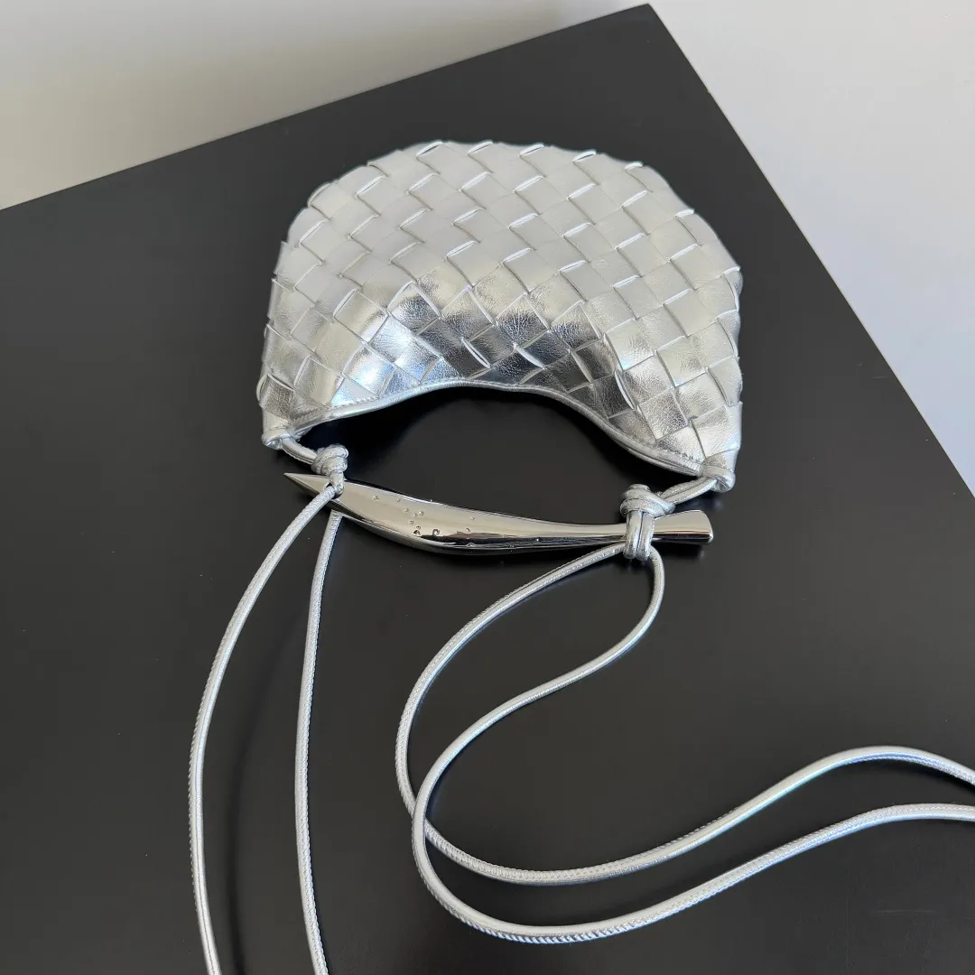Batch of 1400 BV Mini Sardine is coming‼ ️Super high-end, stainless steel hardware + 24k real gold plating process, fish scales (concave and convex positions) are the finishing touch, the sardine bag that can be carried cross-body is completely beautiful to the heart. The metal element handle and the weaving are perfectly combined to completely integrate the artistic sense and elegance and fashion. It is really like a work of art🏺The large size is elegant, the small size is exquisite and cute, a must-have item for fashionistas, and the details are perfectly reproduced. Style number: 744267 Size 20*12*2.5